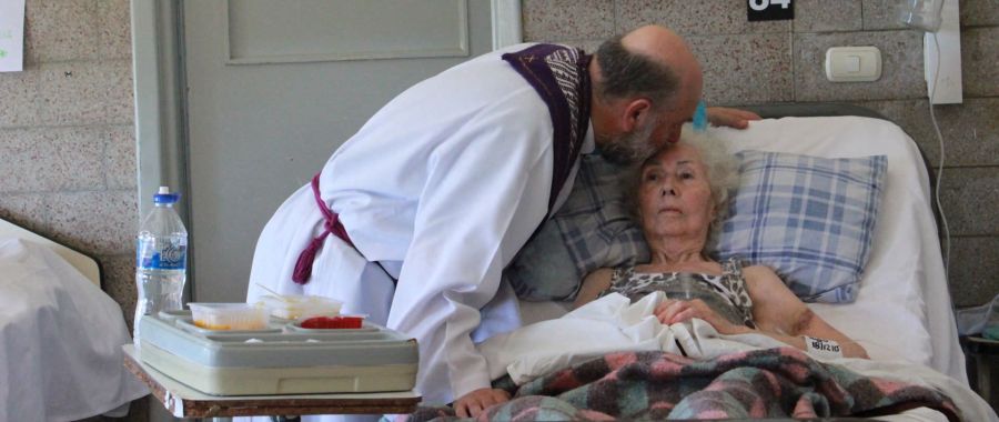 chorzy ksiądz pomoc lóżko